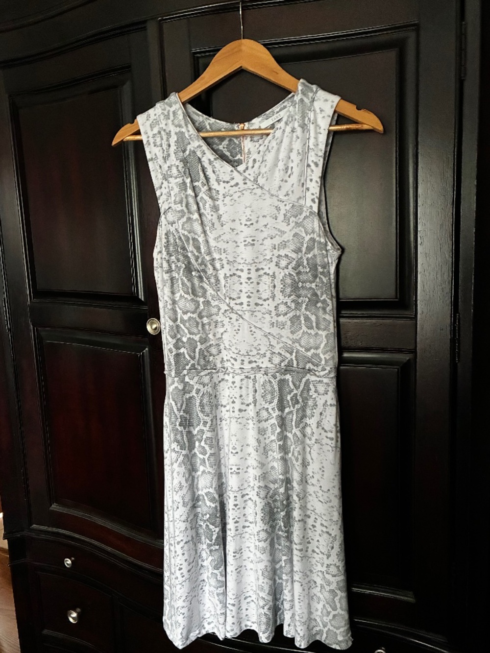 Tart gray white snake pattern dress M